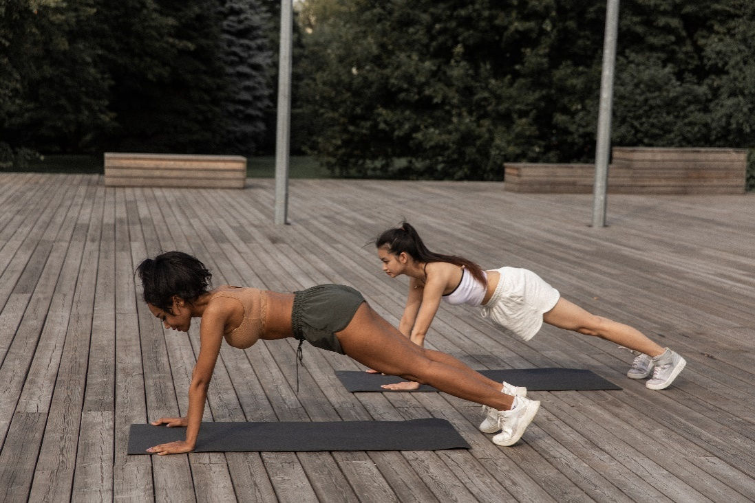 Women-Plank-Pose 